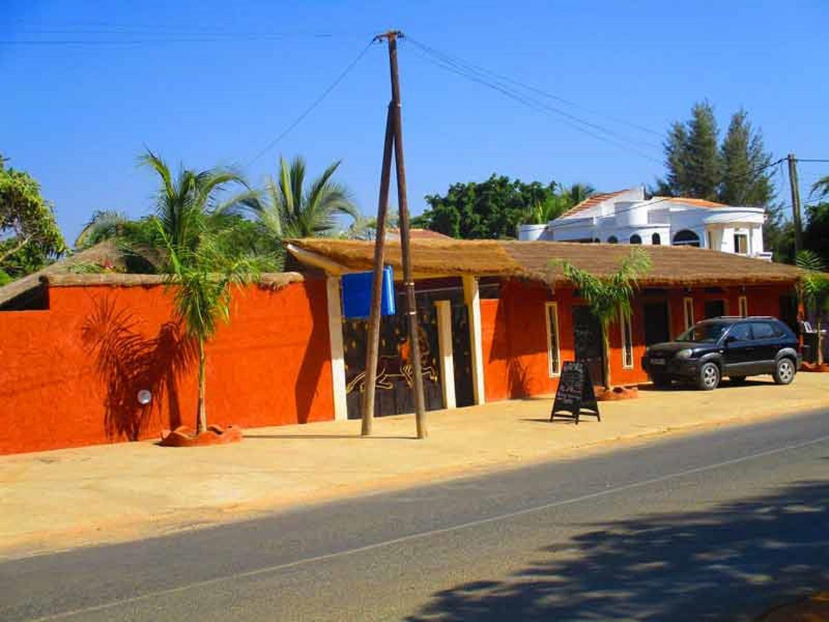 Le Lion Dort Hotel Somone Luaran gambar